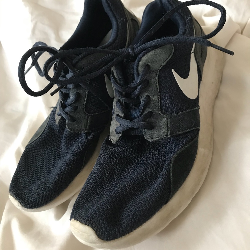 Navy blue Nike men’s running shoes